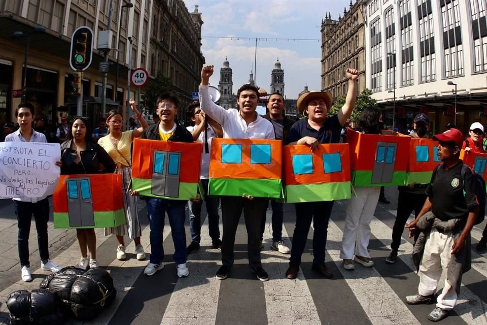 Los activistas portaban carteles con la leyenda de 'disfruta el concierto pero no olvides las tragedias del Metro', además de cajas de cartón decoradas como vagones.