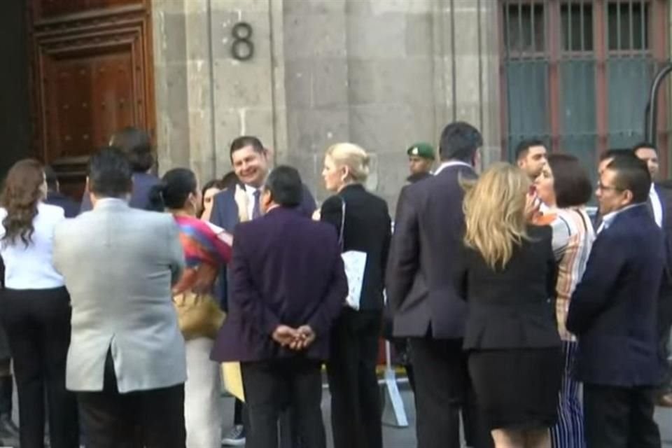 Senadores de Morena, PT, PVEM, PES, titular de Segob y la Jefa de Gobierno sostienen reunión con el Presidente AMLO, en Palacio Nacional.