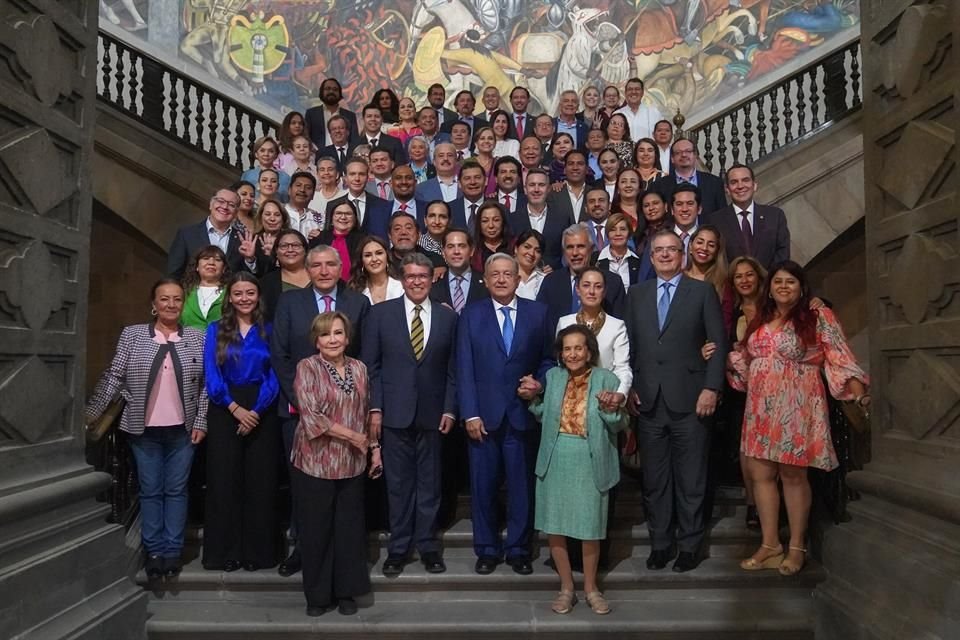 Durante reunión en Palacio, AMLO pidió a 'corcholatas' evitar la división y garantizar unidad y expresó a senadores pendientes prioritarios.