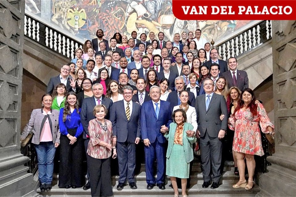 Senadores afines a la 4T y las cuatro 'corcholatas' morenistas se tomaron la foto con el Presidente después de su reunión en Palacio Nacional.