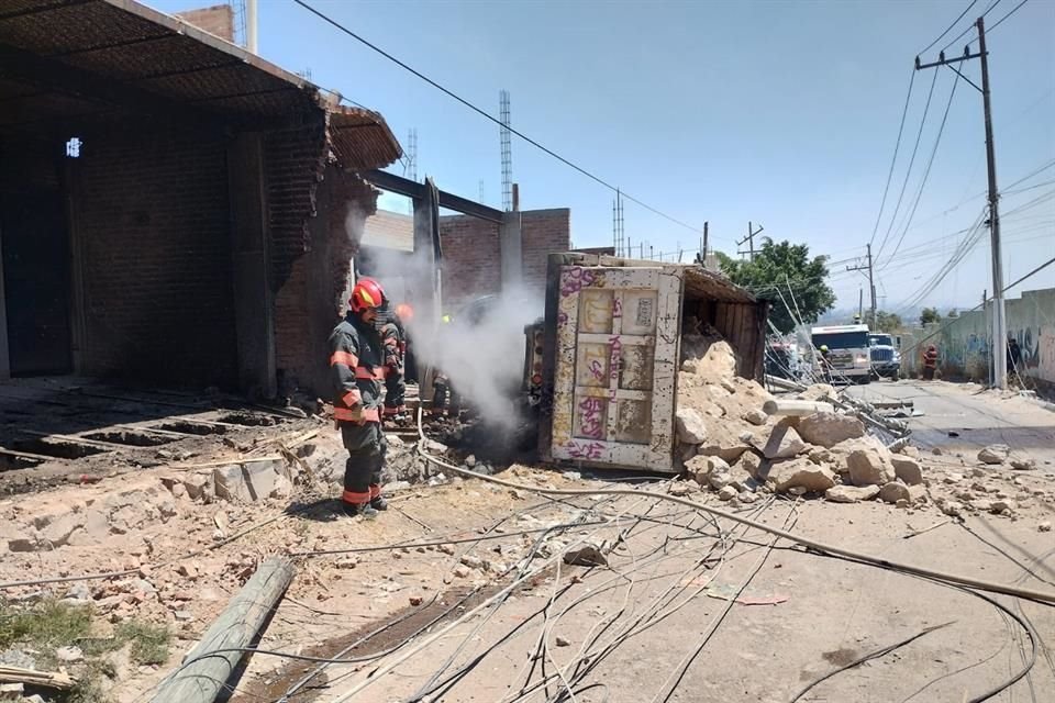 El camión tiró 3 postes de Teléfonos de México y cuatro de la Comisión Federal de Electricidad.