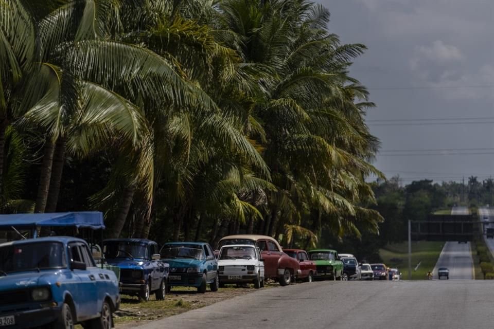 La gente hace fila para poder reabastecer sus autos en La Habana, Cuba, el lunes 24 de abril de 2023.