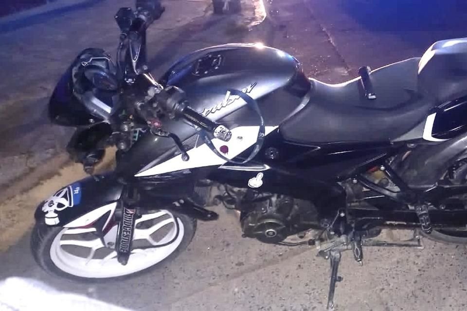 La moto en que viajaban era una Pulsar modelo 2018, en colores negro y gris, fue asegurada así como una mochila que la víctima reconoció como suya.