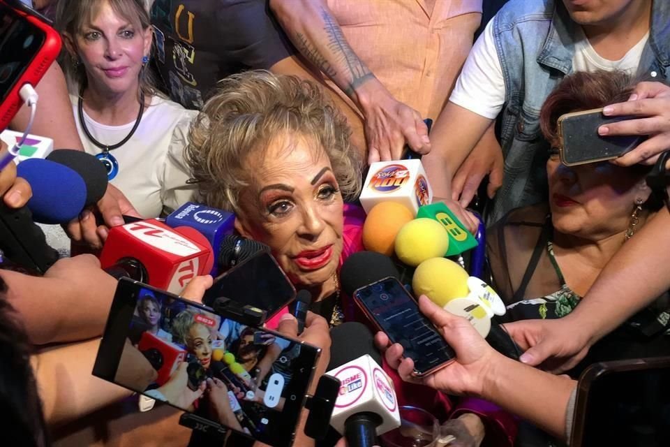 En el marco de los 70 años del Teatro de los Insurgentes, la actriz Silvia Pinal fue ovacionada y honrada por su trayectoria escénica.