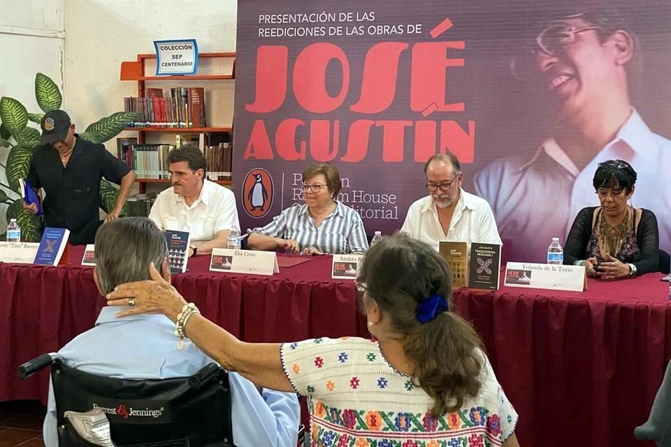 'Tino' Ramírez, Enrique Serna, Elsa Cross, Andrés Ramírez y Yolanda de la Torre presentaron la nueva colección del autor.