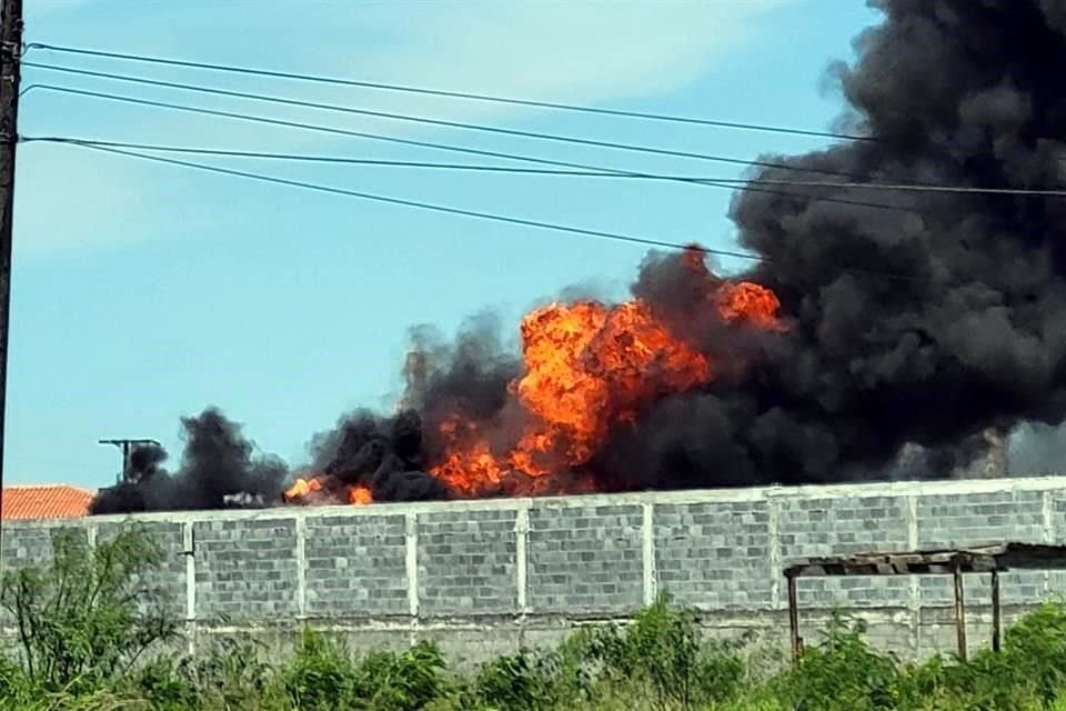 Por espacio de 15 horas los elementos de Bomberos han mantenido el operativo para controlar el incendio de varias pipas, sin tener éxito alguno.