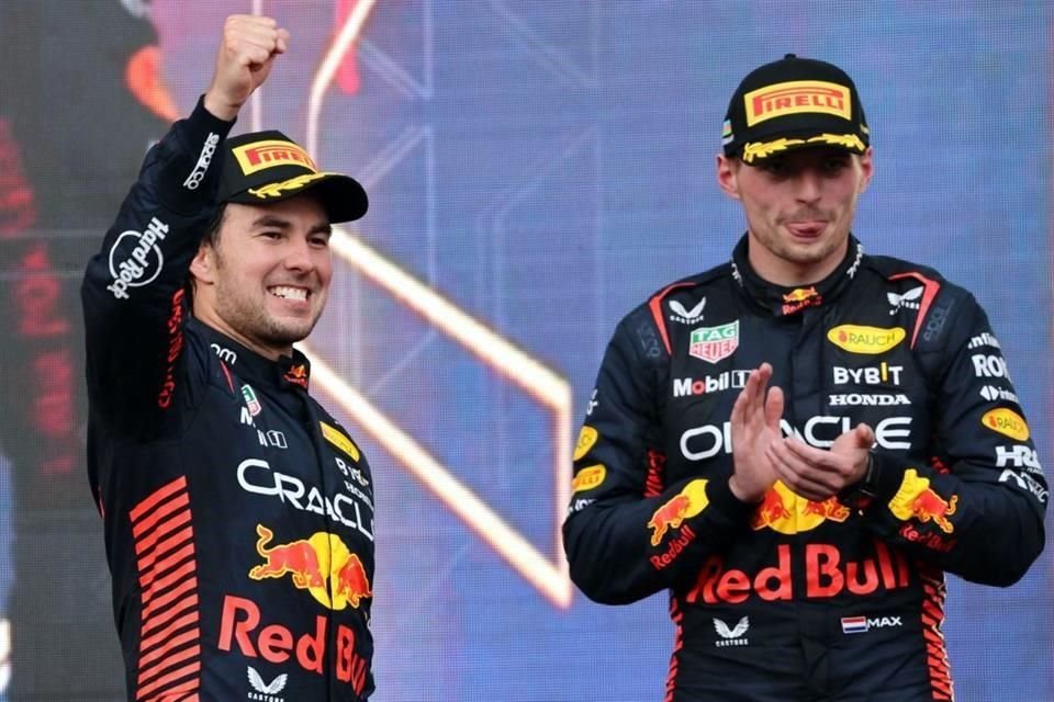 Checo Pérez ganó en la carrera sprint y ganó el GP de Azerbaiyán, recortando a seis puntos la diferencia con Verstappen en el campeonato.