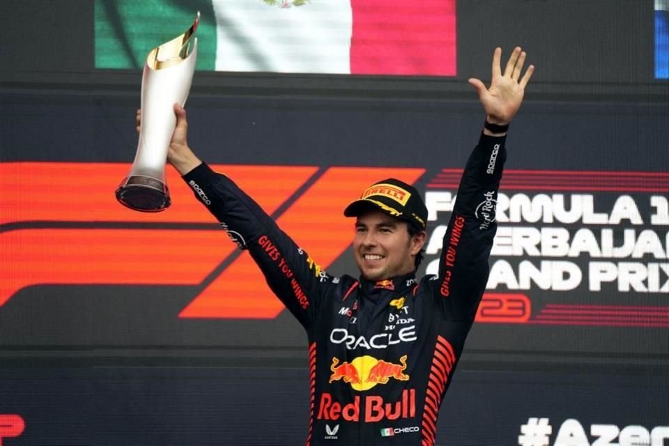 Sergio Pérez está a seis puntos de Verstappen tras ganar el GP de Azerbaiyán y ante las tensiones entre elllos hay quien sugiere a Checo salir de Red Bull.