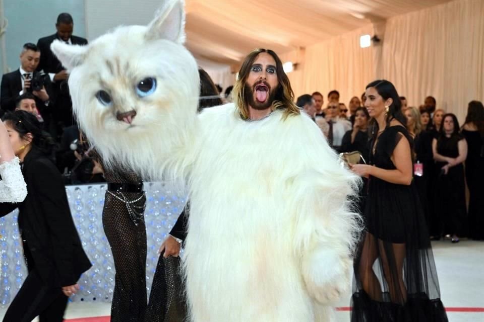 El toque humorístico lo puso Jared Leto, quien llegó disfrazado como Choupette, la gatita consentida del creador alemán.