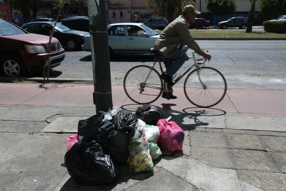 En diferentes zonas del Centro Histórico de Guadalajara se logran ver montones de basura.