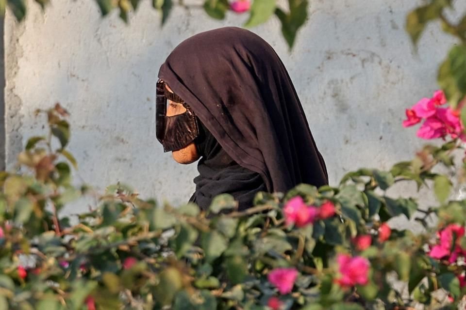 Una mujer con el rostro cubierto camina por la isla de Qeshm, en Irán, el 29 de abril del 2023.