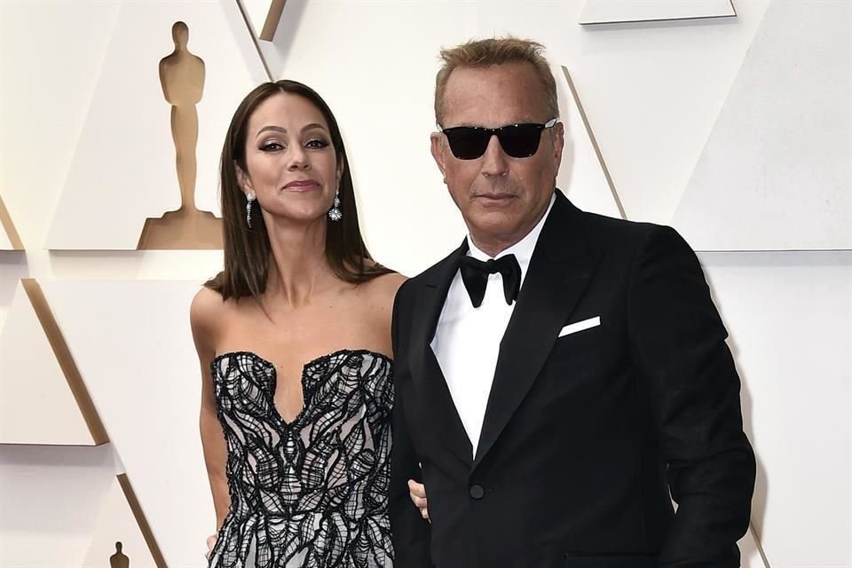 Señalando 'diferencias irreconciliables', Christine, la esposa de Kevin Costner desde hace casi 20 años, le pidió el divorcio esta semana.