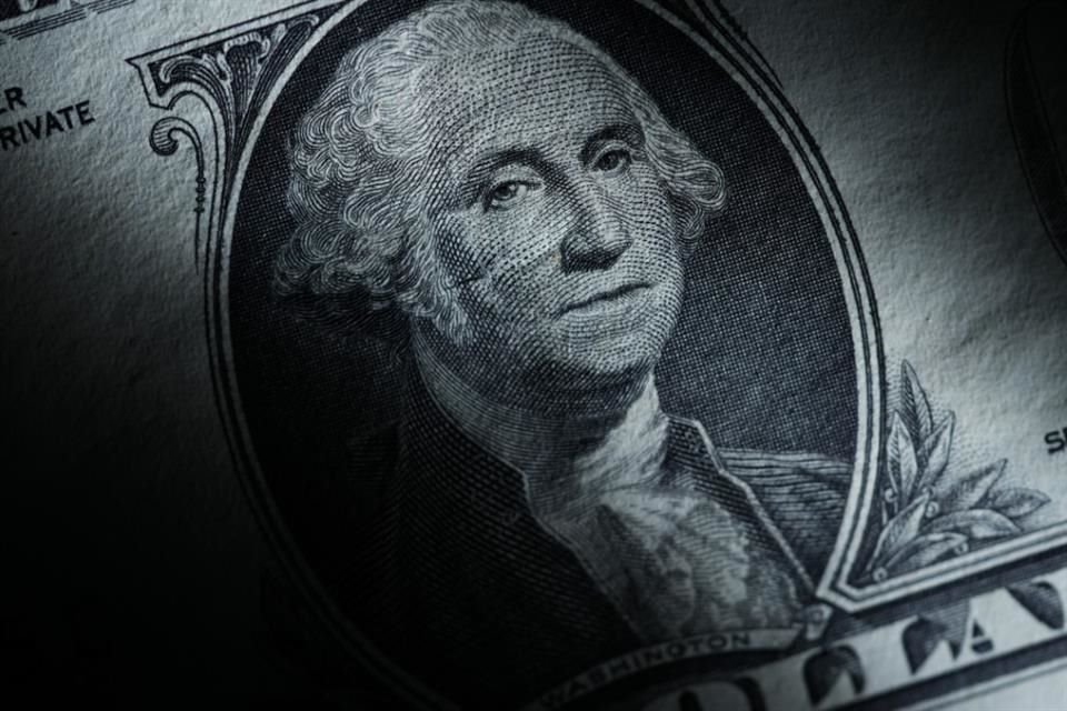 En el mercado internacional de divisas -o Foreign Exchange Market (Forex)-, el peso desafió la barrera de las 17 unidades por dólar y cerró a un precio de 17.0089. 