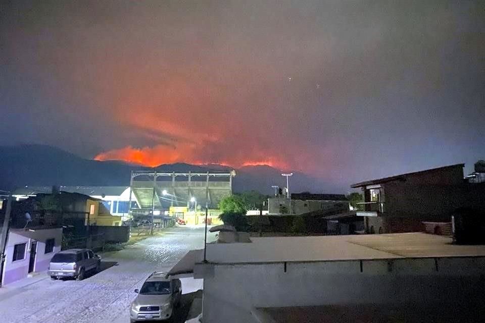 El municipio costero de Cabo Corrientes también se ve afectado por un incendio severo que inició la noche del martes.