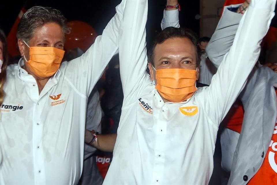 Los candidatos y virtuales ganadores de Zapopan, Juan José Frangie, y de Guadalajara, Pablo Lemus, tuvieron un festejo breve, por la lluvia, ante unas 300 personas en la Glorieta Minerva.