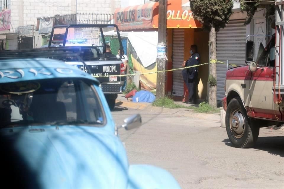 Un hombre, de 33 años, caminaba por calles de Ecatepec cuando fue asesinado de un solo disparo; el cuerpo fue identificado por su esposa.
