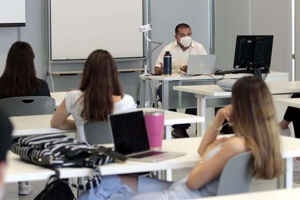 La UDEM reanudó clases presenciales con formato híbrido, en el que una parte de los alumnos acude al salón y la otra permanece en línea.