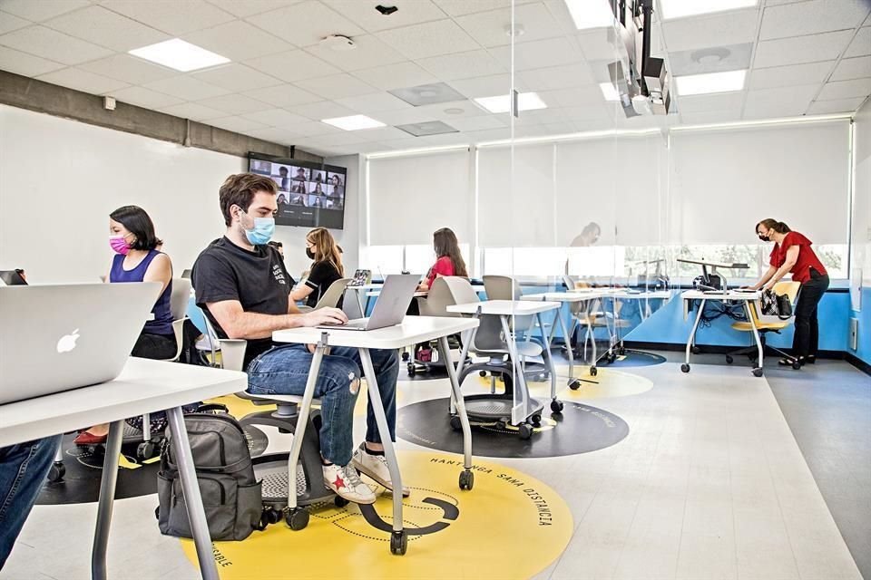 Las aulas fueron rediseñadas con tecnología para interactuar con los estudiantes que estudian de manera remota.
