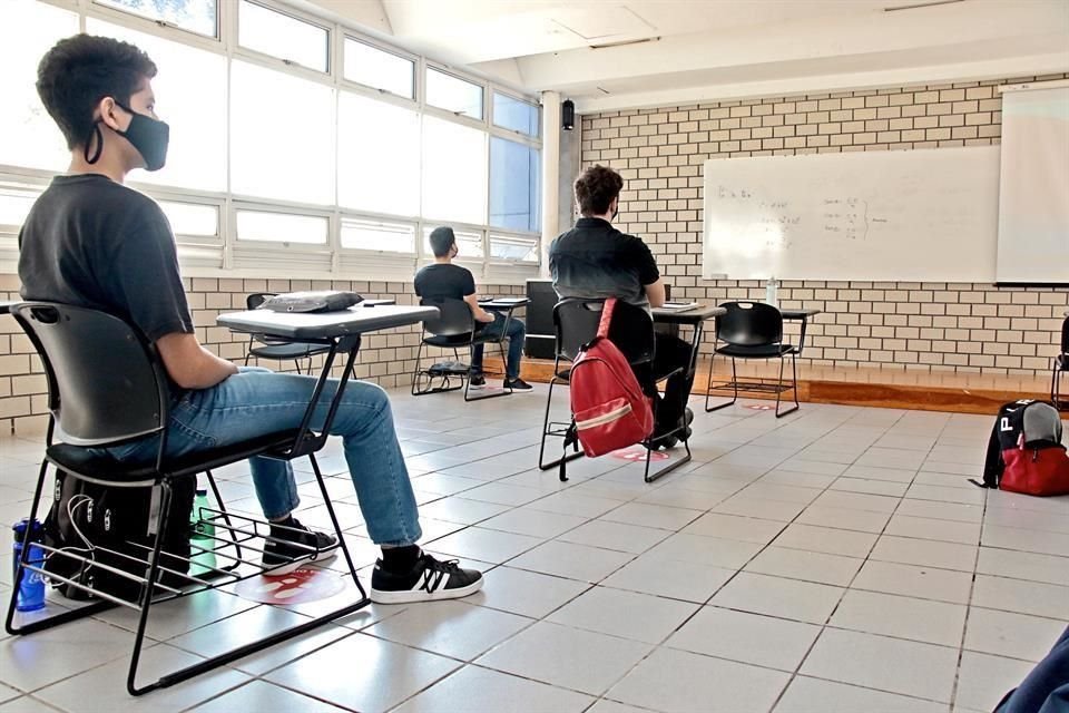 La sana distancia es primordial dentro de las aulas de la universidad en sus dos campus locales.