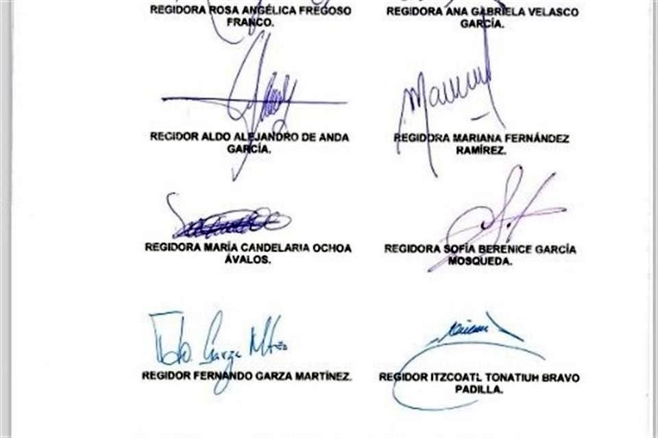 Firmas de las regidoras Mariana Fernández y Candelaria Ochoa, en la sesión donde se aprobó la contratación de servicios de recuperación de cobranza.