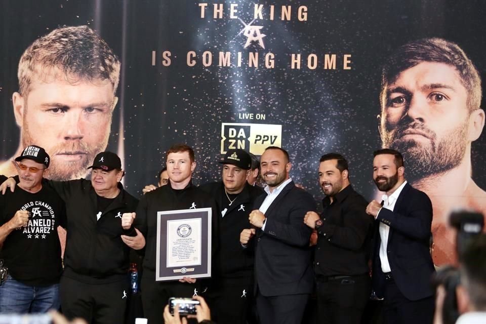 La familia del 'Canelo' recibió una placa de Récord Guinness por la mayor cantidad de hermanos peleando en el mismo evento de boxeo profesional, el cual fue en 2008.