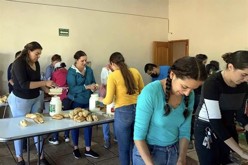 Voluntarios se turnan para preparar comida a los brigadistas en el DIF municipal, que es centro de acopio.