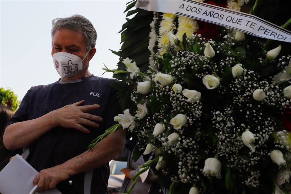 Durante el siniestro, Enrique Bonilla sufrió un golpe en la columna, que lo obliga a usar bastón permanentemente.