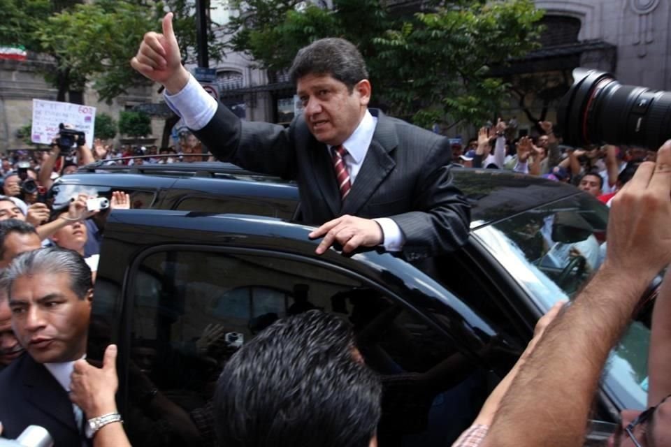 Carlos Briseño Torres se quitó la vida en el 2009, tras haber sido destituido como Rector general al intentar terminar con la hegemonía de Padilla López al interior de la institución educativa.