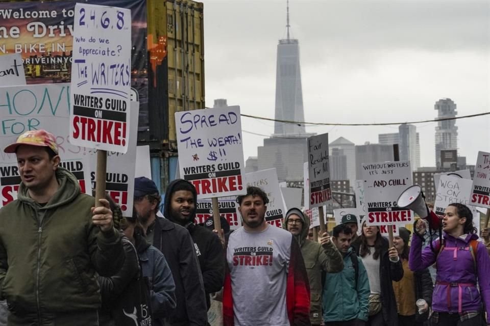 Un grupo de actores italianos que forman parte de la empresa Artisti 7607 está demandando a Netflix por derechos residuales.