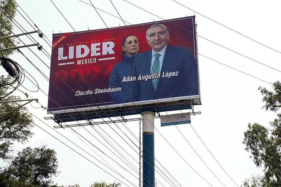 Aparecen espectaculares de la revista LÍDER, en la cual promocionan a Adán Augusto López, Secretario de Gobernación; y a Claudia Sheinbaum, Jefa de Gobierno en la Ciudad de México.
