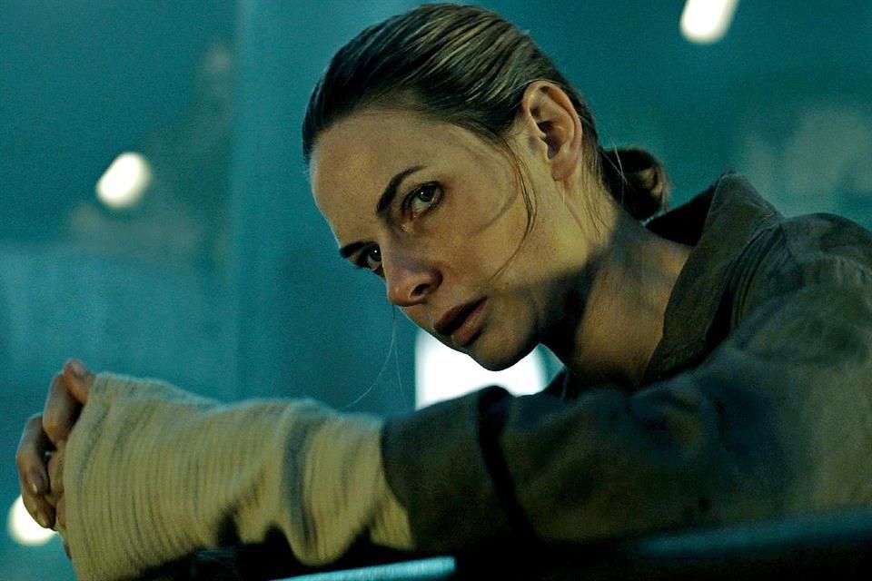 La serie 'Silo', protagonizada por Rebecca Ferguson, sigue a los habitantes de una comunidad subterránea y su ansia por escapar.