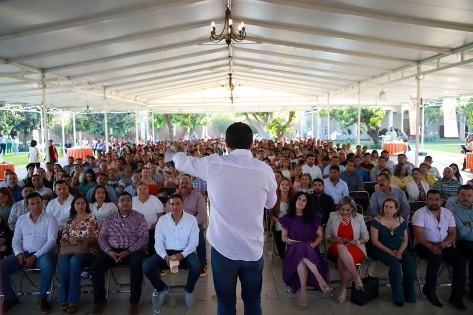 En lo que podría interpretarse como una precampaña, el Senador Clemente Castañeda inició una gira por todo Jalisco.