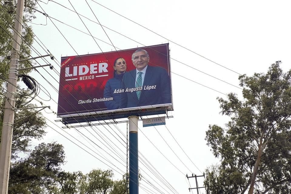 Espectaculares fueron colocados en Prolongación López Mateos, en Tlajomulco.