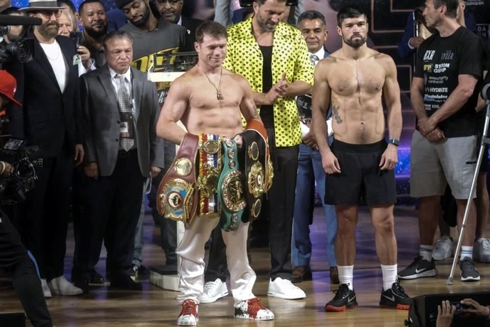 Canelo presumió sus cinturones.