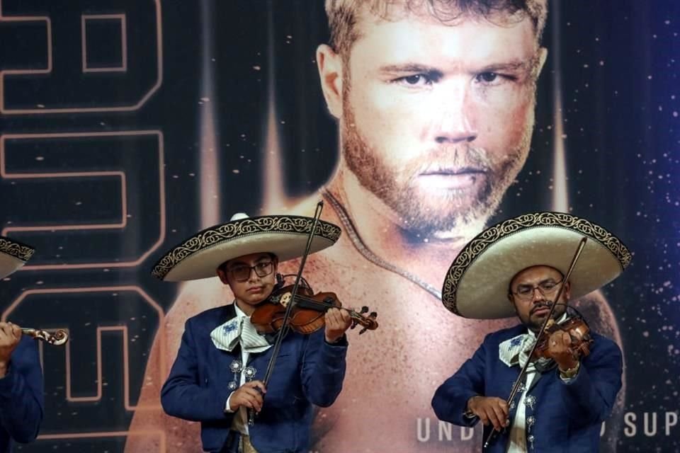 El mariachi no podía faltar en el pesaje.