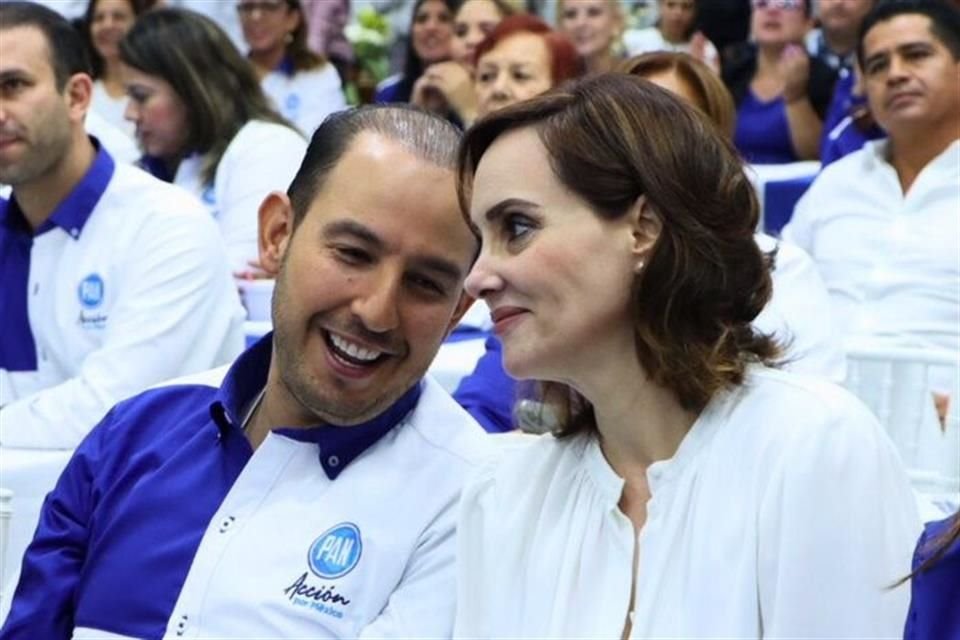 El dirigente nacional del PAN, Marko Cortés, junto a Lilly Téllez durante la Plenaria Nacional de Diputados Locales del blanquiazul.