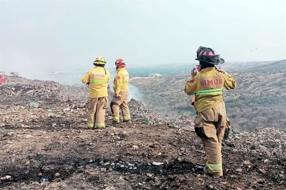 Bomberos voluntarios de Simub colaboran en la sofocación del incendio.