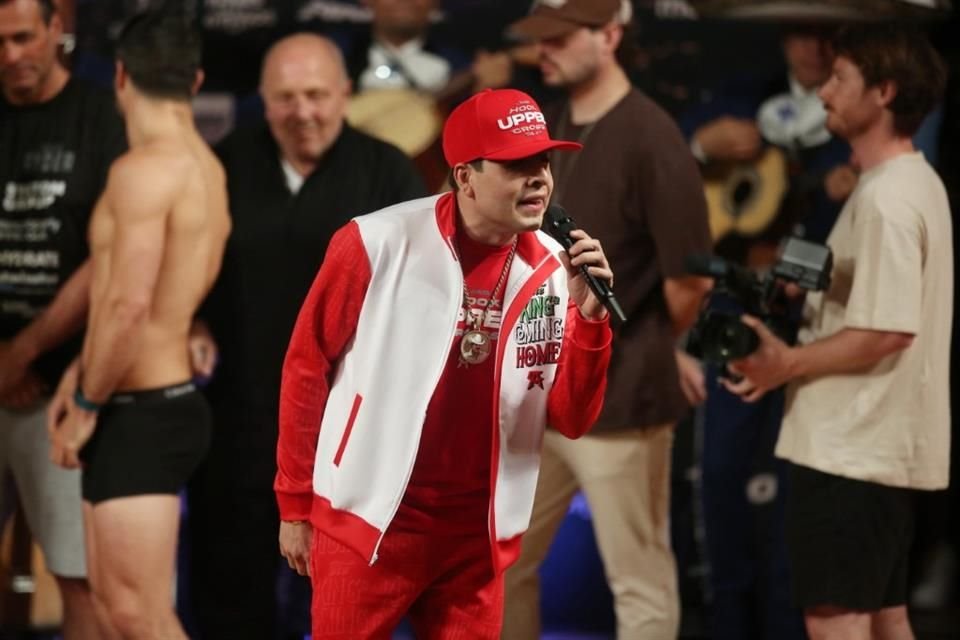 El cantante Beto Vega apareció en la ceremonia de pesaje de 'Canelo' Álvarez y John Ryder.