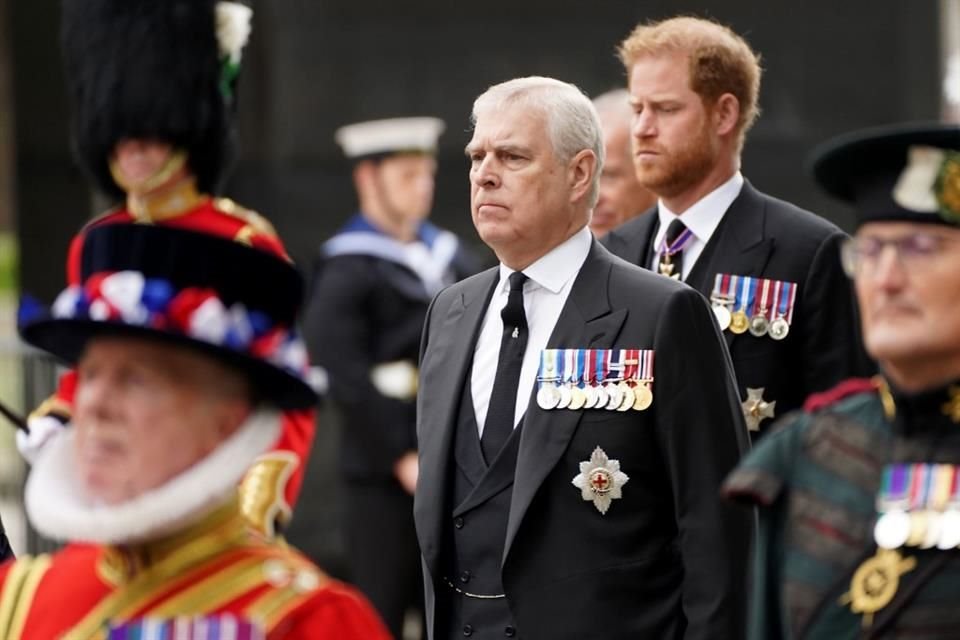 Los Príncipes Enrique y Andrés fueron invitados a la coronación de Carlos III, pero sin desempeñar ningún papel oficial.