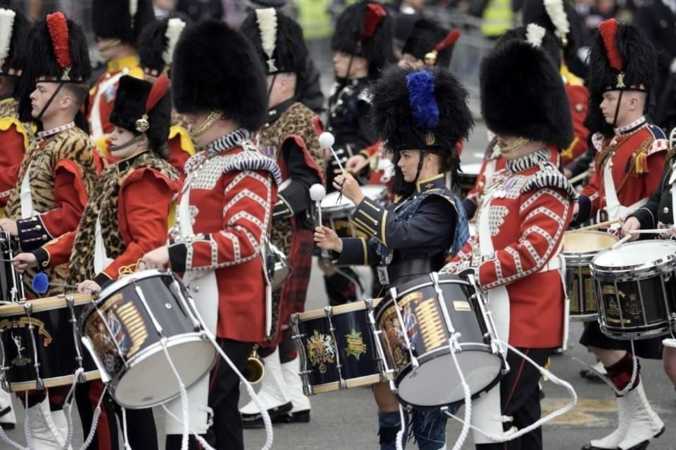 Las tropas marchan ya por las calles de Londres por donde transitará el Rey.