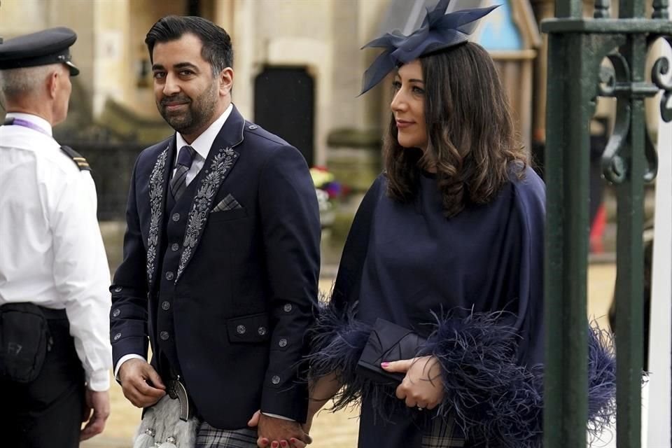 El Primer Ministro de Escocia, Humza Yousaf, y su esposa Nadia El-Nakla.