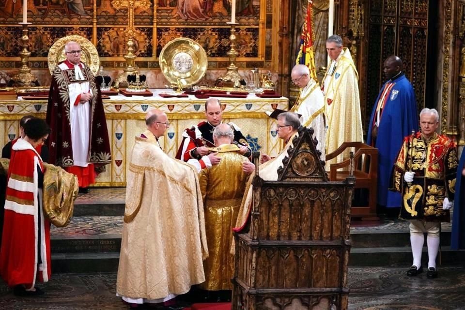 El Príncipe Guillermo le colocó algunos de los signos a su padre.