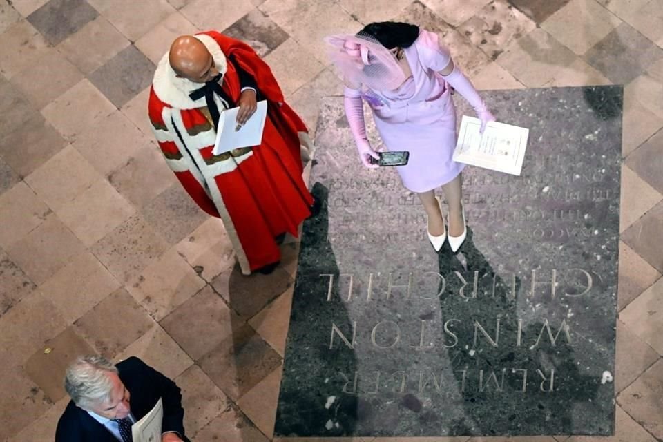 Fue sorprendida tomándose una foto en la tumba de Winston Churchill