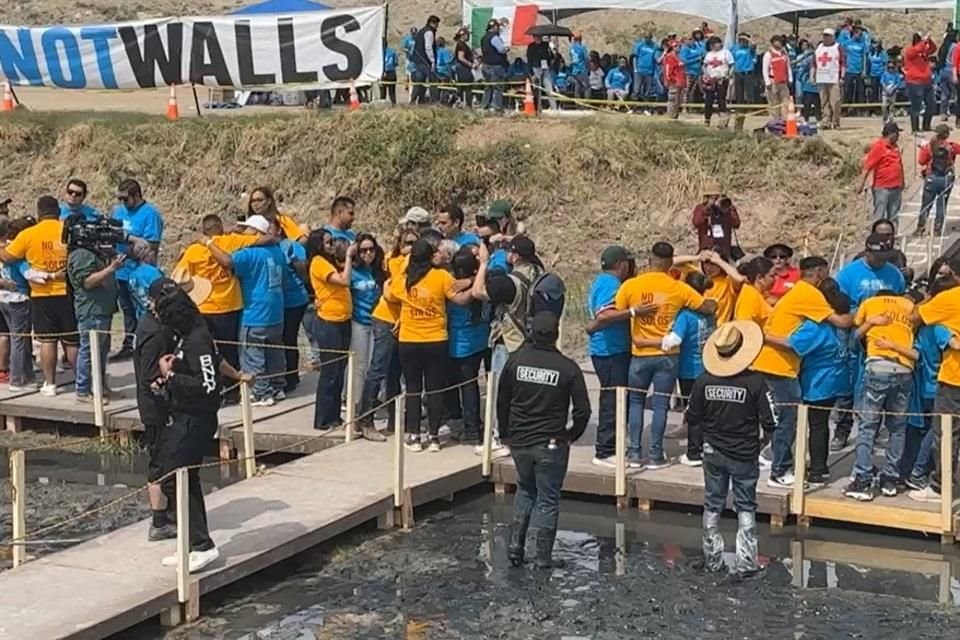 Migrantes que viven separados entre México y EU se abrazaron unos minutos sobre el Río Bravo, en la frontera de Cd. Juárez.