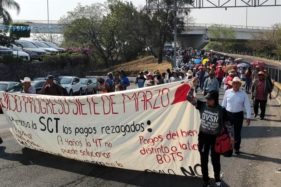 Salieron a las 7:00 horas este sábado del Polvorín de Cuernavaca y esperan arribar al Zócalo capitalino el lunes a las 9:00.