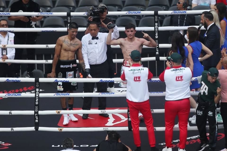 Johan Álvarez, sobirino de 'Canelo', se llevó el primer triunfo de la cartelera.