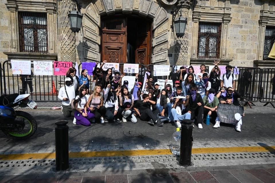Un grupo de jóvenes organizó una marcha rumbo a Palacio de Gobierno, para recordar a Ailín, asesinada en Tlajomulco por delincuentes.