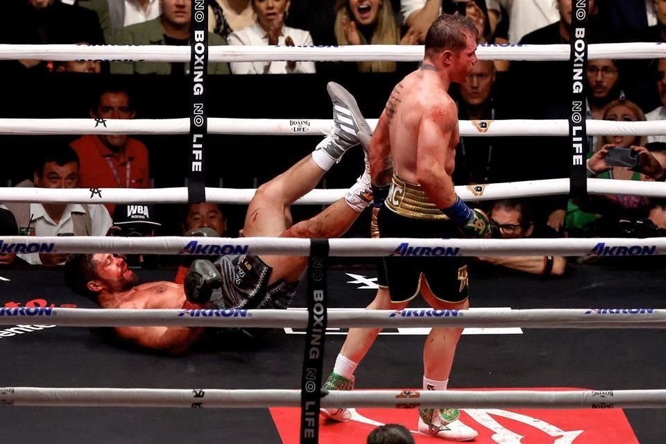 Canelo Álvarez se llevó la victoria en Guadalajara.
