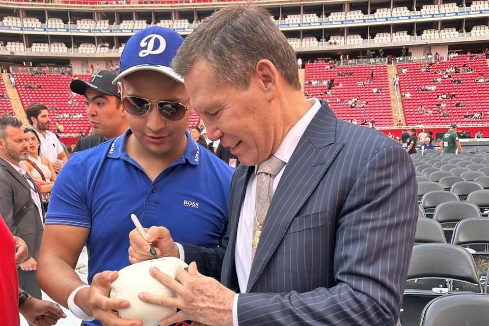 Édgar García, aficionado del box, cumplió dos sueños: ver a el 'Canelo' Álvarez y conseguir una firma de Julio César Chávez.