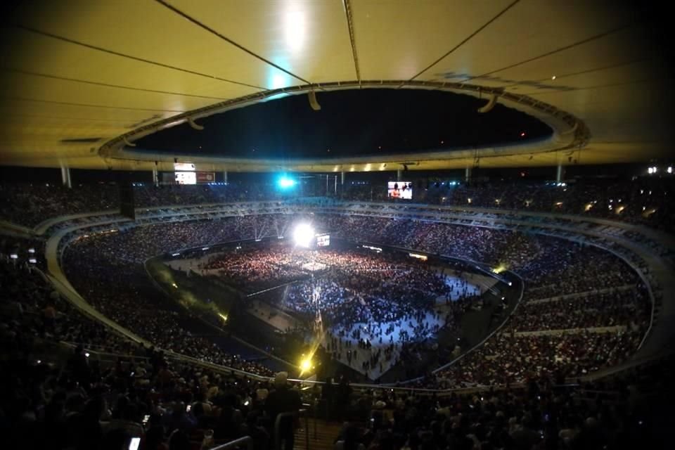 El Estadio Akron lució un gran lleno para la pelea.